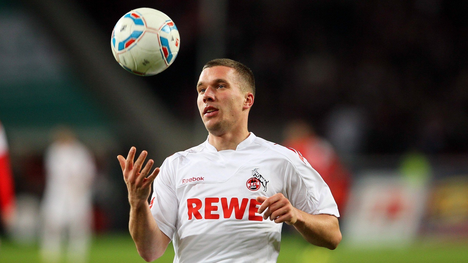 中国女足队员张某在比赛中发挥出色，中国女足张岩